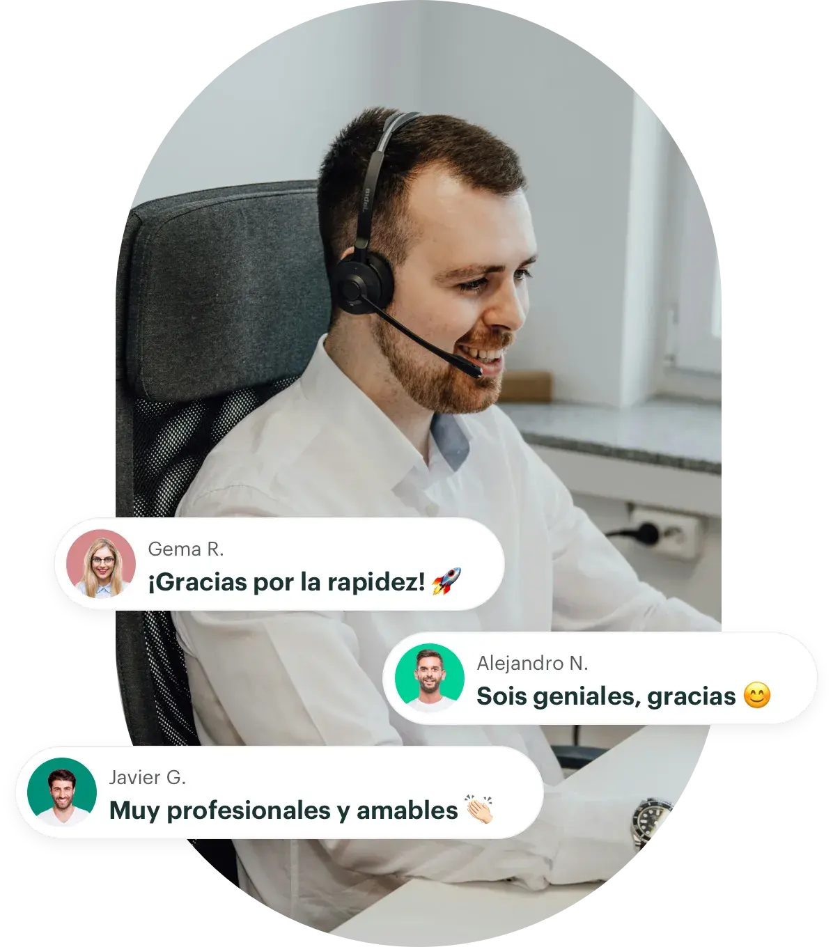 Hombre atendiendo al cliente de Anfix por teléfono